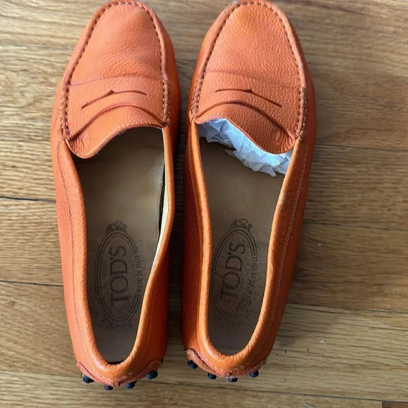 Tod’s T 37.5 US 7.5 orange leather loafer style driving shoe good pre owned cond - Picture 2 of 6